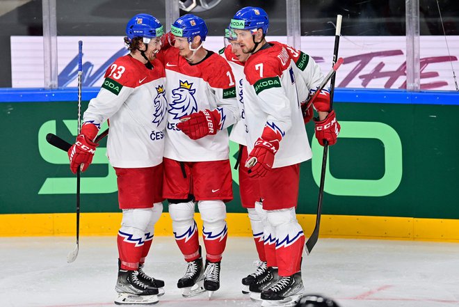Favorizirani češki hokejisti so proti Latviji osvojili le točko. FOTO: Gints Ivuskans/AFP
