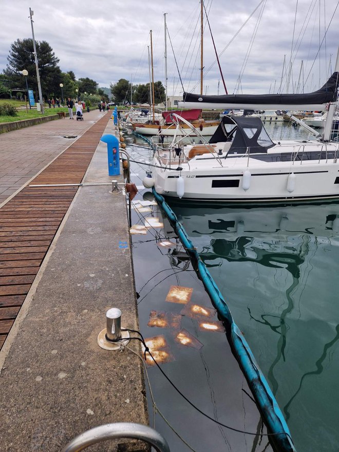 Upravljavec izolske marine se boji, da se oljnih madežev ne bodo mogli znebiti do poletne sezone. FOTO: Porting