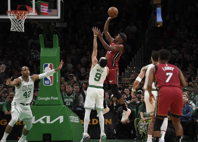 Košarkarji Miamija z najbolj razpoloženim Jimmyjem Butlerjem  (pri metu) igralcem na parketu dvorane TJ Garden so že v prvi tekmi v Bostonu pokazali, da so v končnici lige NBA zelo vroči. FOTO: Bob Dechiara /Usa Today Sports/Reuters