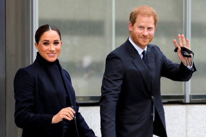 Princ Harry in Meghan Markle zanimanje medijev vzbujata tudi v ZDA. FOTO: Andrew Kelly/Reuters