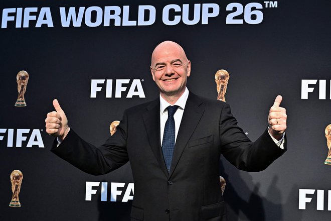 Predsednik Mednarodne nogometne zveze Gianni Infantino je v Los Angelesu, kjer so organizatorji SP leta 2026 razkrili uradni logotip in blagovno znamko turnirja, predstavil nekaj logističnih prijemov za naslednji mundial. FOTO: Frederic J. Brown/AFP