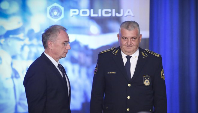 Ob preiskavah zaradi nakupa opreme v epidemiji sta odstopila takratna šef policije Anton Travner (desno) in notranji minister Aleš Hojs. Odstopnega pisma slednjega takratni premier Janez Janša ni odprl. FOTO: Jože Suhadolnik