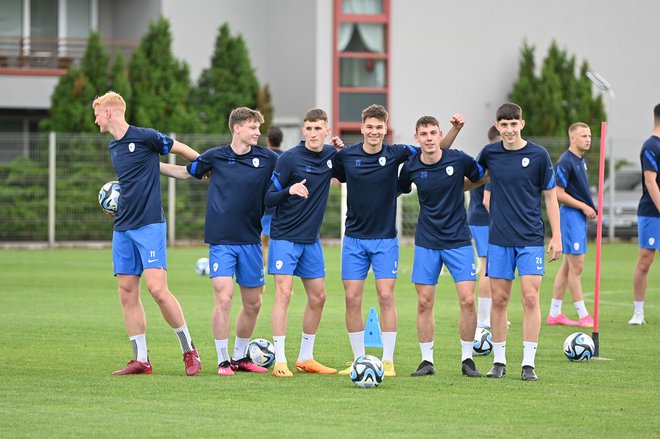 Slovenski nogometni upi so odlično odprli evropsko prvenstvo na Madžarskem. FOTO: NZS