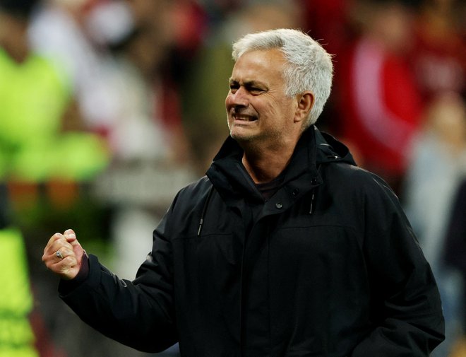 Jose Mourinho se po novi uvrstitvi v finale Uefinega tekmovanja ni mogel zadržati. FOTO: Thilo Schmuelgen/Reuters
