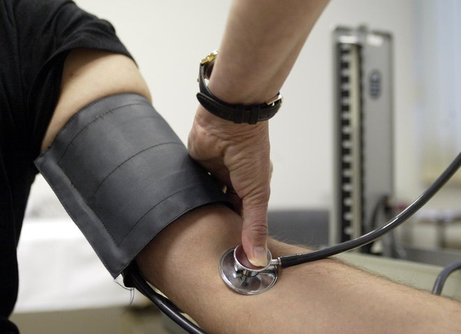 Merjenje krvnega tlaka je edini način, da zaznamo odstopanja,

ki načenjajo zdravje. FOTO: Blaž Samec