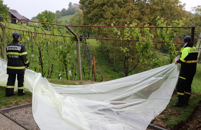 Aktiviranih je bilo pet gasilskih enot, ki so s folijo prekrili plazišča. FOTO: Blaž Samec/Delo