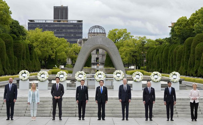 Vrh G7 v Hirošimi bodo zaznamovali vojna v Ukrajini in odnosi s Kitajsko. Na fotografiji so voditelji po položitvi vencev v spominskem parku. FOTO: Franck Robichon/AFP