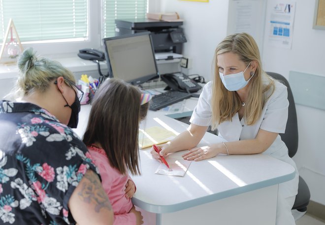 Za družinsko medicino je že dolgo prižgana rdeča opozorilna luč, a oblast nima razumevanja za predloge zdravnikov. Foto Jože Suhadolnik