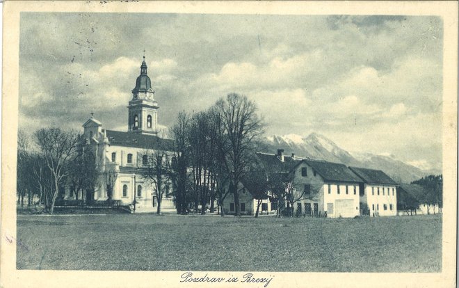 Gorenjska ji je bila všeč, ustavila se je tudi na Brezjah in zapisala: »Kraj in cerkev sta oba videti spokojna. (…) V mali kapeli čudodelne podobe gorijo svečke.« FOTO: hrani domoznanski oddelek OKC