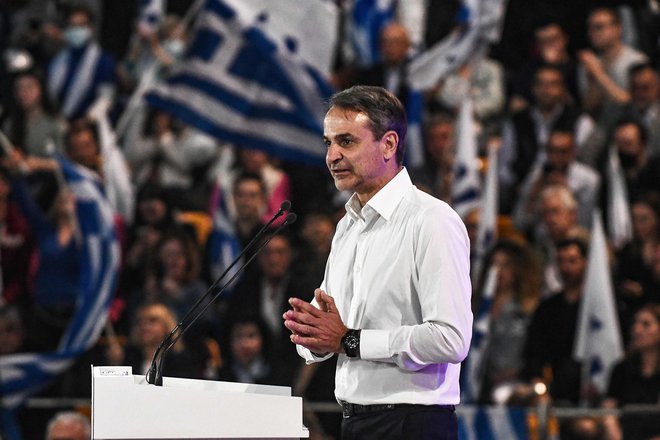 Večina predvolilnih napovedi favorizira vladno Novo demokracijo, ki jo vodi grški premier Kiriakos Micotakis. FOTO: Sakis Mitrolidis/AFP