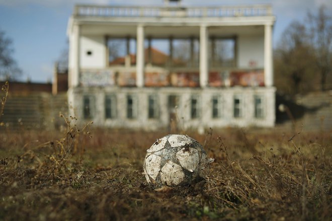 Medtem ko pristojne institucije in ministrstva pišejo odločbe, Plečnikov stadion propada vsem na očeh. FOTO: Leon Vidic/Delo