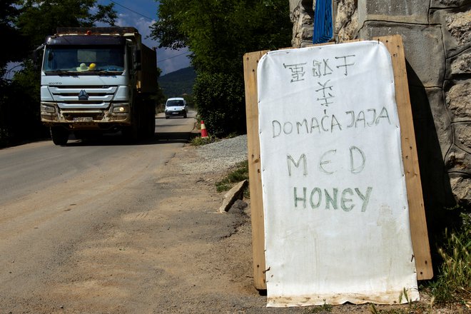 Črni gori v EU nikakor ni uspelo dobiti financiranja za gradnjo avtoceste Bar–​Boljare, zato je po posojilo šla na Kitajsko. Avtocesto so zgradili Kitajci in malo državo pahnili na rob bankrota. Finančne težave v eni od svetlih točk regije so neposredna posledica tega, da EU Balkan dolgo ni zanimal. FOTO: Stevo Vasiljević/Reuters