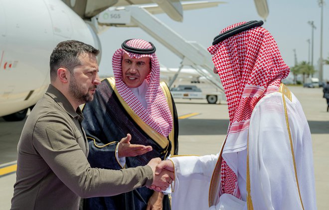 Ukrajinski predsednik je pristal v Džedi ob obali Rdečega morja. Cilj obiska je krepitev odnosov z arabskim svetom. FOTO: Saudi Press Agency/Reuters