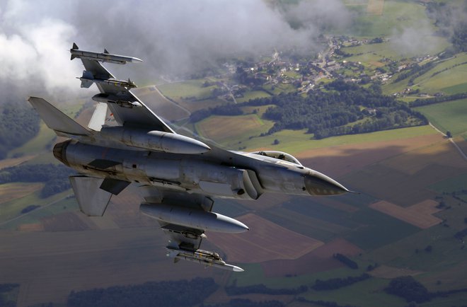 Ameriški F-16 je največkrat omenjeni model lovskih letal, ki bi jih Zahod lahko dostavil Ukrajini. FOTO: Yves Herman/Reuters