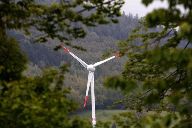  Zasebni investitorji se večinoma usmerjajo v vetrno in sončno energijo, z javnimi sredstvi pa se investira predvsem v geotermalne tehnologije in hidroenergijo. FOTO: Mavric Pivk/Delo