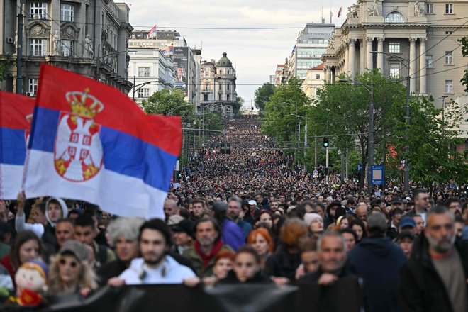 V Srbiji se kar vrstijo množični shodi proti oblasti, ki mora poleg obvladovanja nezadovoljnega ljudstva poiskati način za normalizacijo odnosov s Kosovom, kar bo ključno za stabilnost celotne regije. FOTO: Andrej Isakovic/Afp