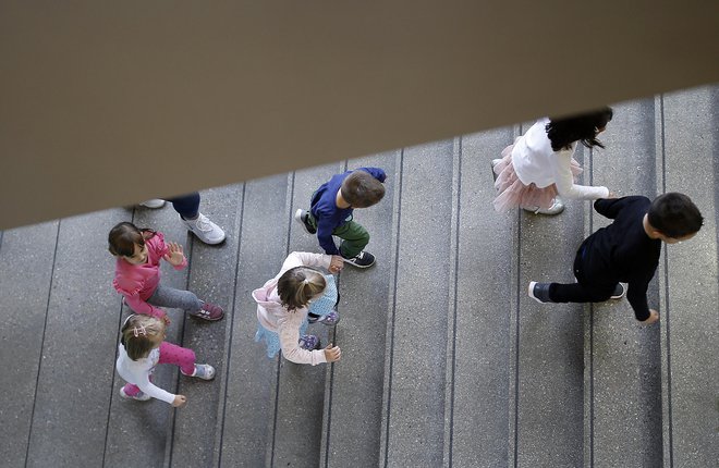 Pri reševanju medvrstniškega nasilja je ključen tudi zgled odraslih. FOTO: Blaž Samec/Delo