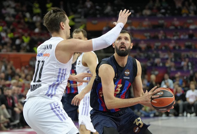 Nikola Mirotić (z žogo) je tokrat ostal v senci Maria Hezonje. FOTO: Ints Kalnins/Reuters