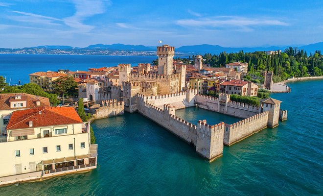 Sirmione je najlepše in hkrati najbolj turistično oblegano mestece ob Gardskem jezeru, trdnjava Scaligero pa je največja mestna znamenitost.FOTO: Shutterstock