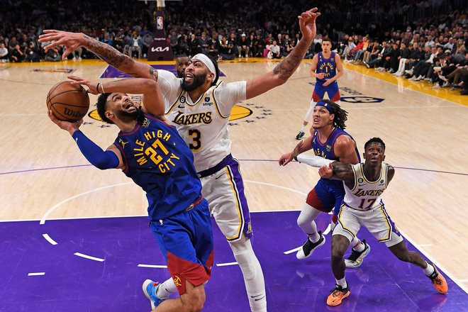 Denverjev zvezdnik Jamal Murray (levo) je bil znova nerešljiva uganka za koš najučinkovitejšega pri moštvu Los Angeles Lakers Anthonyja Davisa in druge košarkarje. FOTO: Kevork Djansezian/AFP