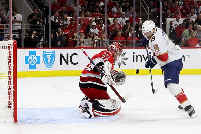 Tudi v drugem finalnem dvoboju vzhodne konference NHL je junak Floride Matthew Tkachuk v podaljšku matiral vratarja Caroline Antti Raanta. FOTO: Bruce Bennett/AFP