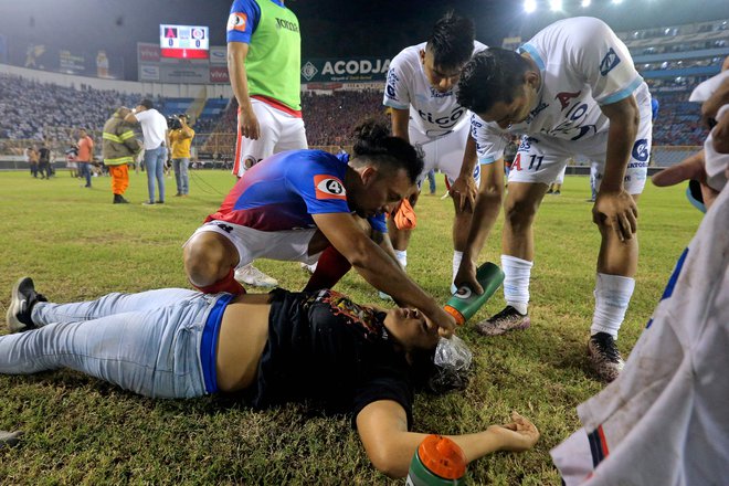 Ko so padla vrata na stadionu, so se navijači začeli gnesti, zaradi česar je prišlo do tragedije. FOTO: Milton Flores/AFP