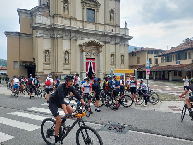 To nedeljo je bila gneča pred cerkvijo v Nembru, kjer so se zbirali kolesarji, ki so se v velikih gručah vzpenjali na klance današnje etape. FOTO: Miha Hočevar
