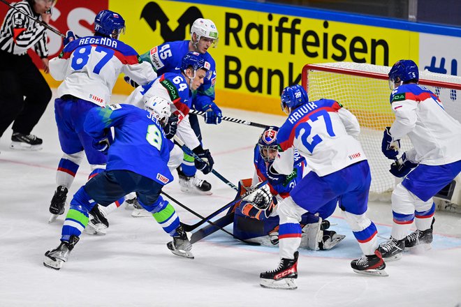 Slovenski hokejisti so si priigrali številne priložnosti, poti do mreže Slovakov pa niso našli. FOTO: Gints Ivuskans/AFP