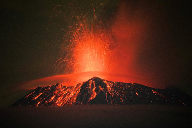 Popocatépetl velja za enega najnevarnejših ognjenikov na svetu, saj v 100-kilometrskem premeru od njega živi približno 25 milijonov ljudi. FOTO: Osvaldo Cantero/AFP