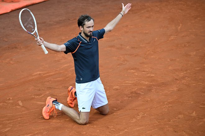 Daniil Medvedjev ni mogel verjeti, da mu je uspelo zmagati na pesku. FOTO: Filippo Monteforte/AFP