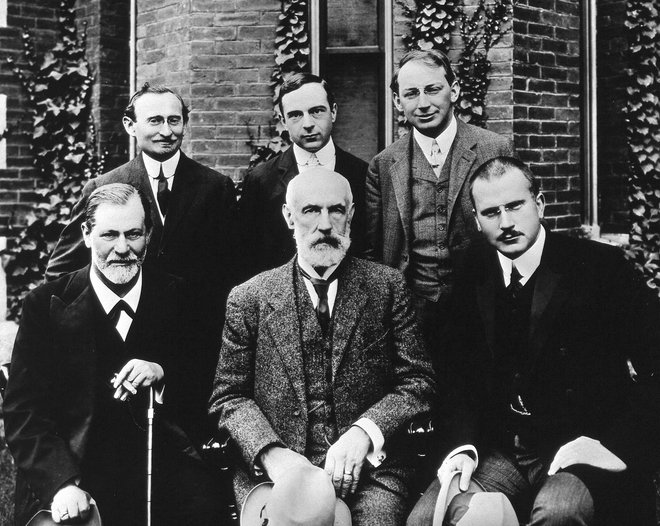 Na skupinski fotografiji pred univerzo Clark iz leta 1909 je prvi z leve v prvi vrsti Sigmund Freud, Jung je tretji, med njima sedi G. Stanley Hall, zadaj stojijo Abraham Brill, Ernest Jones in Sándor Ferenczi. FOTO: Wikipedija