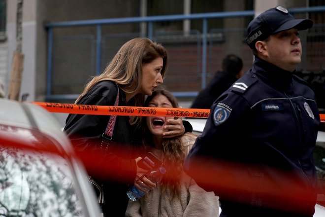 20-letni napadalec je streljal v bližini osnovne šole, kjer se je zgodil strelski napad, v katerem je 13-letnik ubil deset ljudi. FOTO: Oliver Bunic/AFP