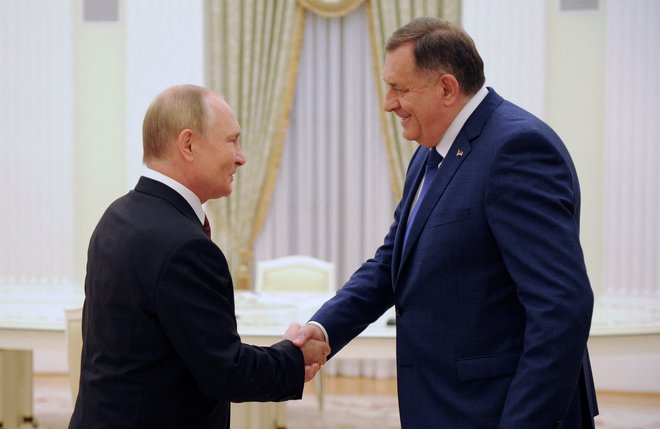 Medtem ko je ruski predsednik Vladimir Putin zaradi vojne v Ukrajini povsem osamljen v Evropi, je vodja bosanskih Srbov Milorad Dodik ponosen na tesne vezi z Moskvo. Nazadnje sta se srečala septembra lani (na fotografiji), danes se bosta znova dobila. Foto Sputnik Via Reuters