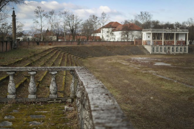 Propadanje Plečnikovega stadiona se nadaljuje. FOTO: Leon Vidic/Delo