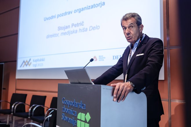Stojan Petrič, direktor medijske hiše Delo, je udeležencem konference podal svoj pogled na razvoj kapitalskega trga. FOTO: Črt Piksi/Delo