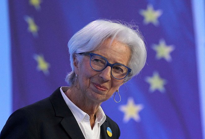 »Naša monetarna unija je bila v zadnjega četrt stoletja že večkrat na preizkušnji. Prizadelo nas je več kriz, ki bi nas lahko uničile, omenim naj le veliko finančno krizo, državno dolžniško krizo in pandemijo. A iz vsake od njih smo izšli močnejši. To notranjo moč moramo zdaj še okrepiti,« pravi predsednica ECB Christine Lagarde. FOTO: Daniel Roland/Pool via Reuters