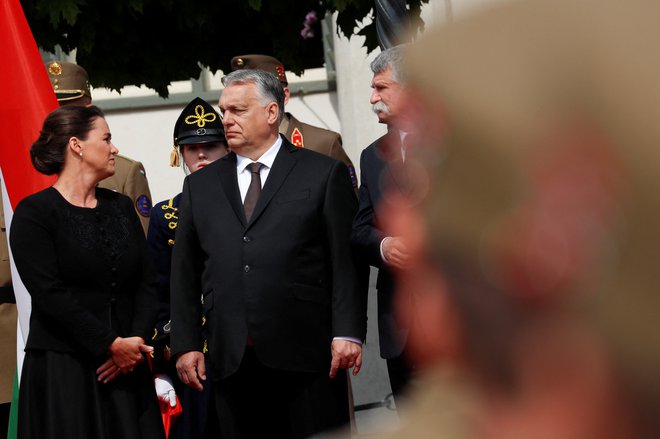 Madžarska predsednica Katalin Novák v družbi premiera Viktorja Orbána med nedavnim obiskom papeža Frančiška na Madžarskem. FOTO: Remo Casilli/Reuters