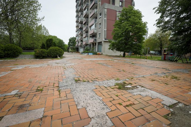 Zaradi nerešenih vprašanj glede pripadajočih zemljišč v nekaterih stanovanjskih soseskah so ploščadi zanemarjene. FOTO: Jože Suhadolnik/Delo