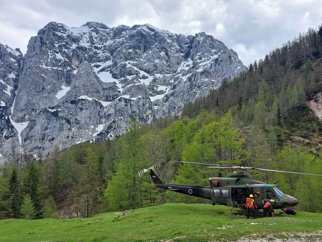 Nemška planinca je na Prisanku »presenetil« sneg. FOTO: GRSZ