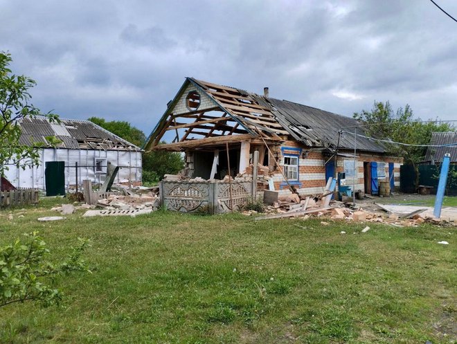 Odgovornost za napade so prevzeli člani dveh protikremeljskih skupin, legije Svoboda Rusije in Ruskega prostovoljnega korpusa, medtem ko je Kijev zanikal vpletenost Ukrajine. FOTO: Governor Of Belgorod Region/Reuters