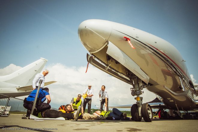 Aktivisti so zmotili največji sejem zasebnih letal v Ženevi. FOTO: Thomas Wolf/Stay Grounded