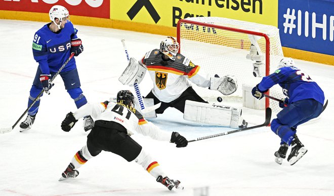 Ameriški hokejisti na tem svetovnem prvenstvu še ne poznajo poraza, nemški igrajo iz tekme v tekmo bolje. FOTO: Heikki Saukkomaa/Reuters