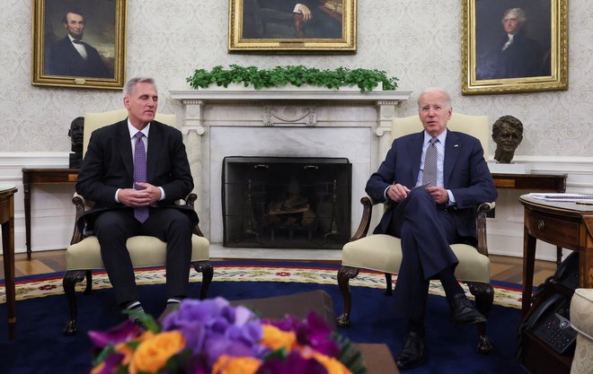 Predsednik Joe Biden in predsednik predstavniškega doma kongresa Kevin McCarthy sta se ta teden ponovno pogajala o dvigu zgornje dovoljene meje javnega dolga, a tudi tokrat nista dosegla dogovora. Foto Leah Millis/Reuters