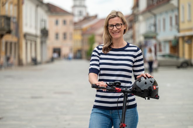 Na simulatorju vožnje z e-skirojem se posamezniki lahko varno spopadejo z realnimi situacijami, s katerimi se srečujejo v prometu, pravi Ana Cergolj Kebler. FOTO: Žan Osim