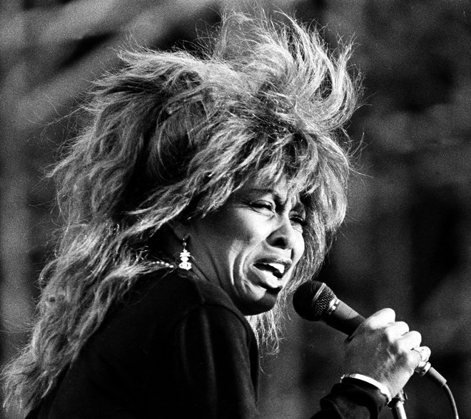 Tina Turner na koncertu v Hamburgu leta 1987. FOTO: Michael Urban/Reuters