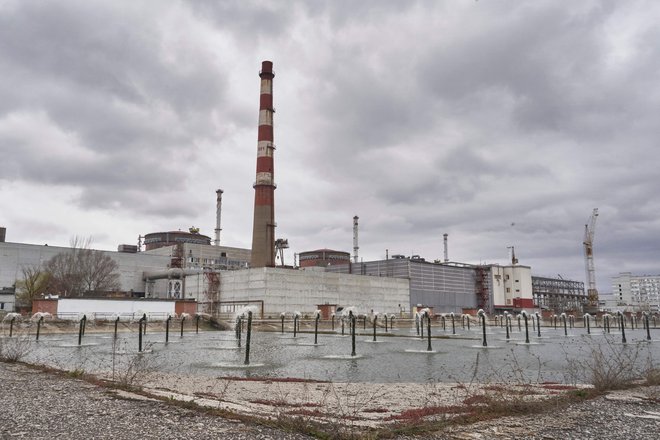 Na fotografiji jedrska elektrarna v Zaporožju v Ukrajini. FOTO: Andrey Borodulin/AFP