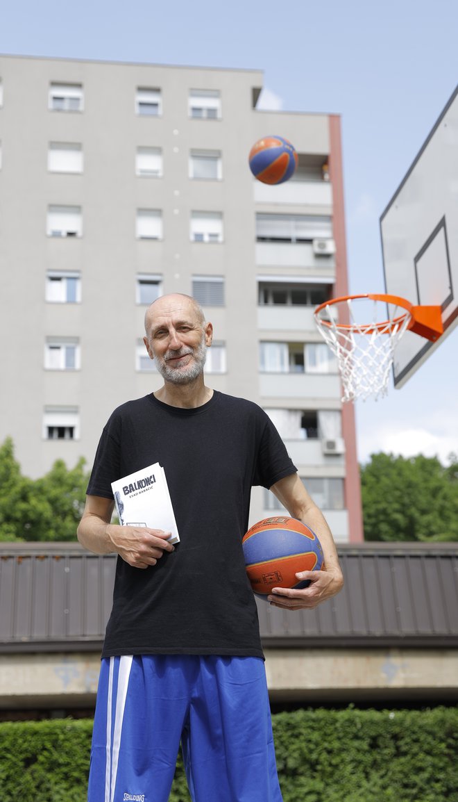 Pisatelj in pesnik Esad Babačić je navdušen košarkar, ki je pred leti že uspešno vodil športno-humanitarno akcijo Verjemi v svoj koš. FOTO: Jože Suhadolnik