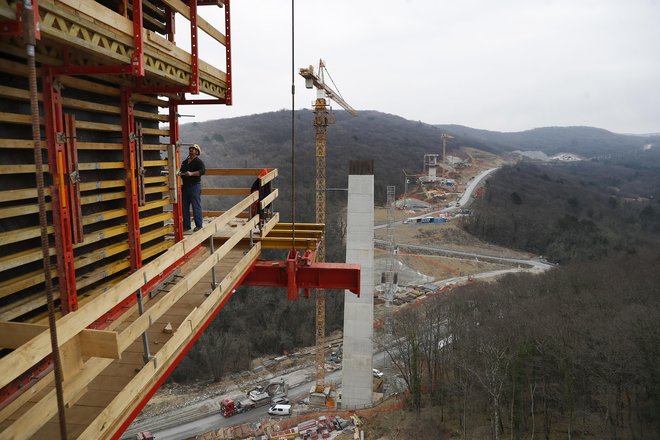 Gradbišče viadukta Vinjan, ki je eden od treh viaduktov na trasi drugega tira. FOTO: Leon Vidic/Delo