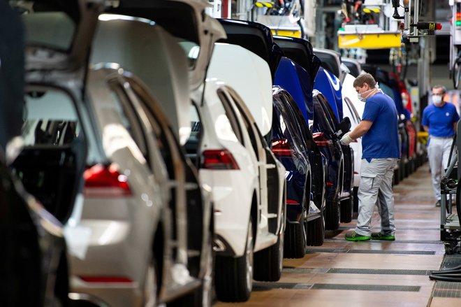 Nemški Volkswagen je eno od več nemških podjetij, ki je pred korenitim prestrukturiranjem FOTO: Pool New/REUTERS