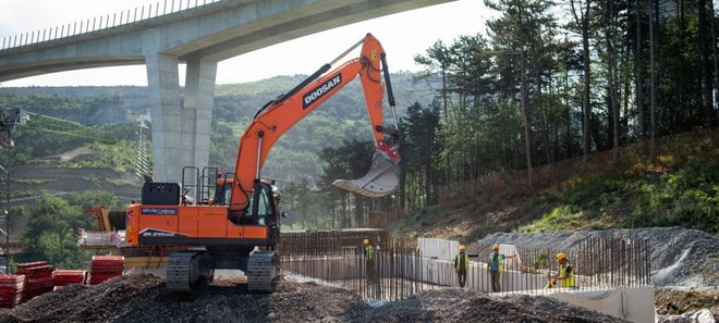 Tako gradijo viadukt Gabrovica. Izvajalci zagotavljajo dokončanje viaduktov do konca leta. FOTO: 2TDK